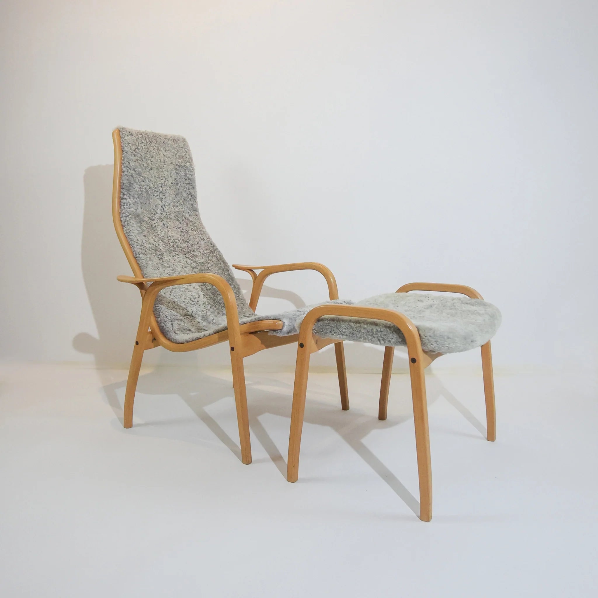 SCANDINAVIAN MID- CENTURY MODERN DESIGN