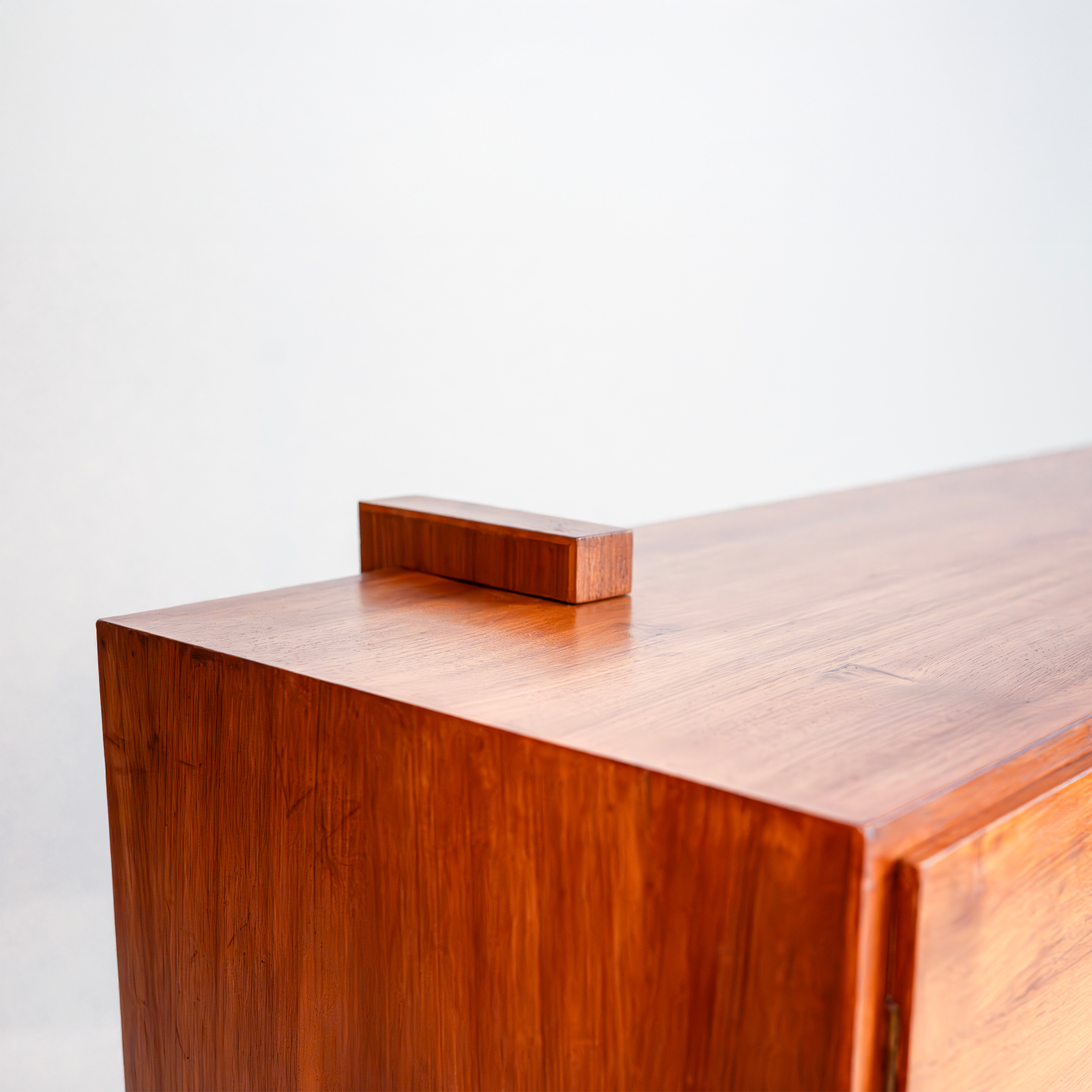 Aparador italiano de teca de los años 60 con marco escultural