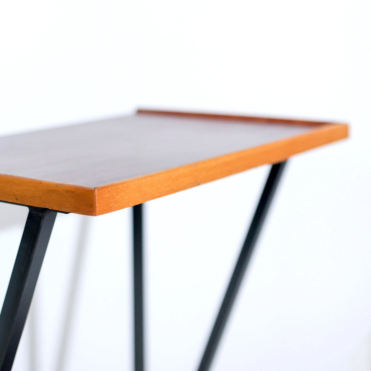 Mueble Telefonero Vintage, Dos Baldass, Madera y Estructura de Metal Negro, Italia, Años 60