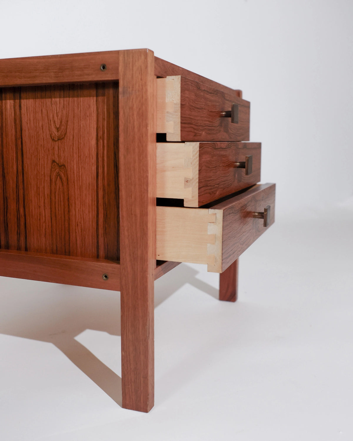 Par de mesitas de noche escandinavas vintage, tres cajones, madera en tono miel