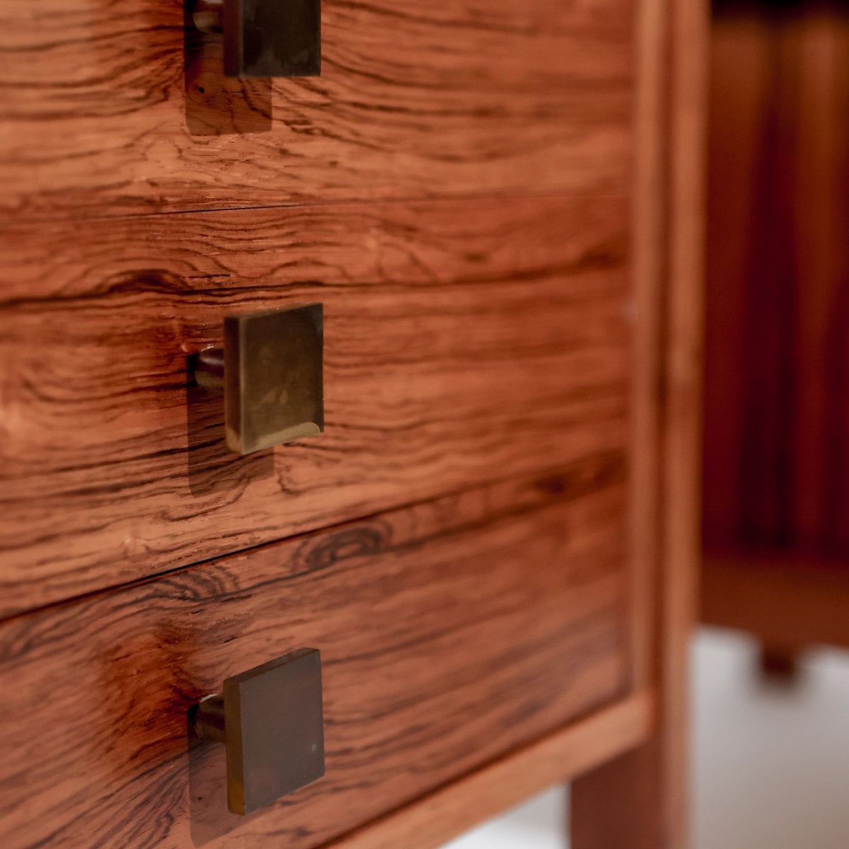 Par de mesitas de noche escandinavas vintage, tres cajones, madera en tono miel