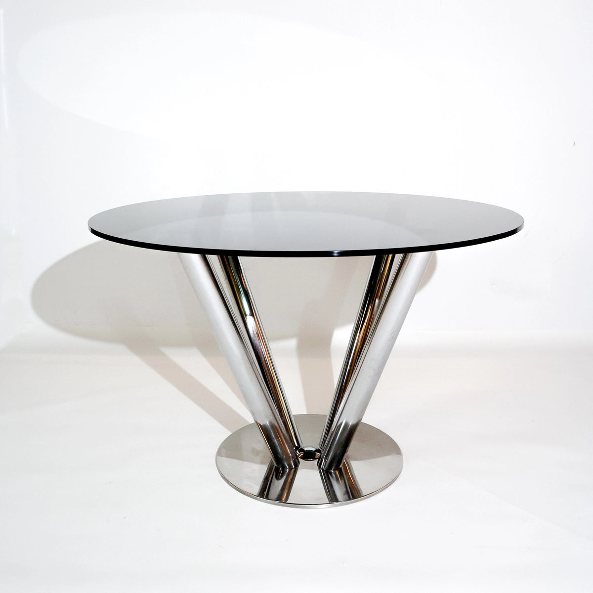 Mesa de comedor redonda vintage de Carlo Bartoli, vidrio ahumado y cromo pulido, Italia, años 70