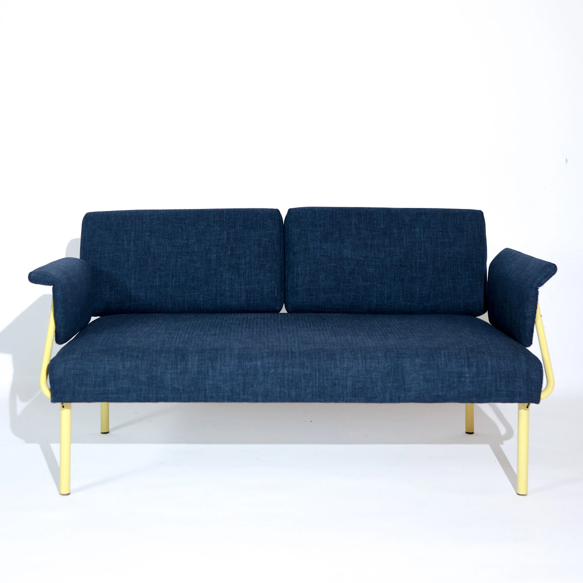 Sofá de inspiración Bauhaus vintage, tapicería azul oscuro y estructura tubular amarillo brillante