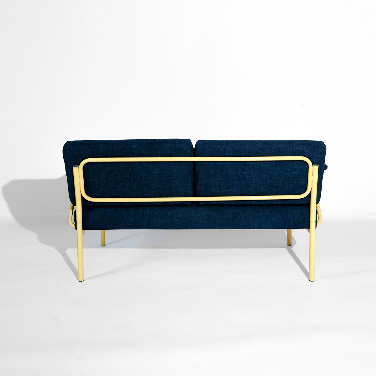 Sofá de inspiración Bauhaus vintage, tapicería azul oscuro y estructura tubular amarillo brillante