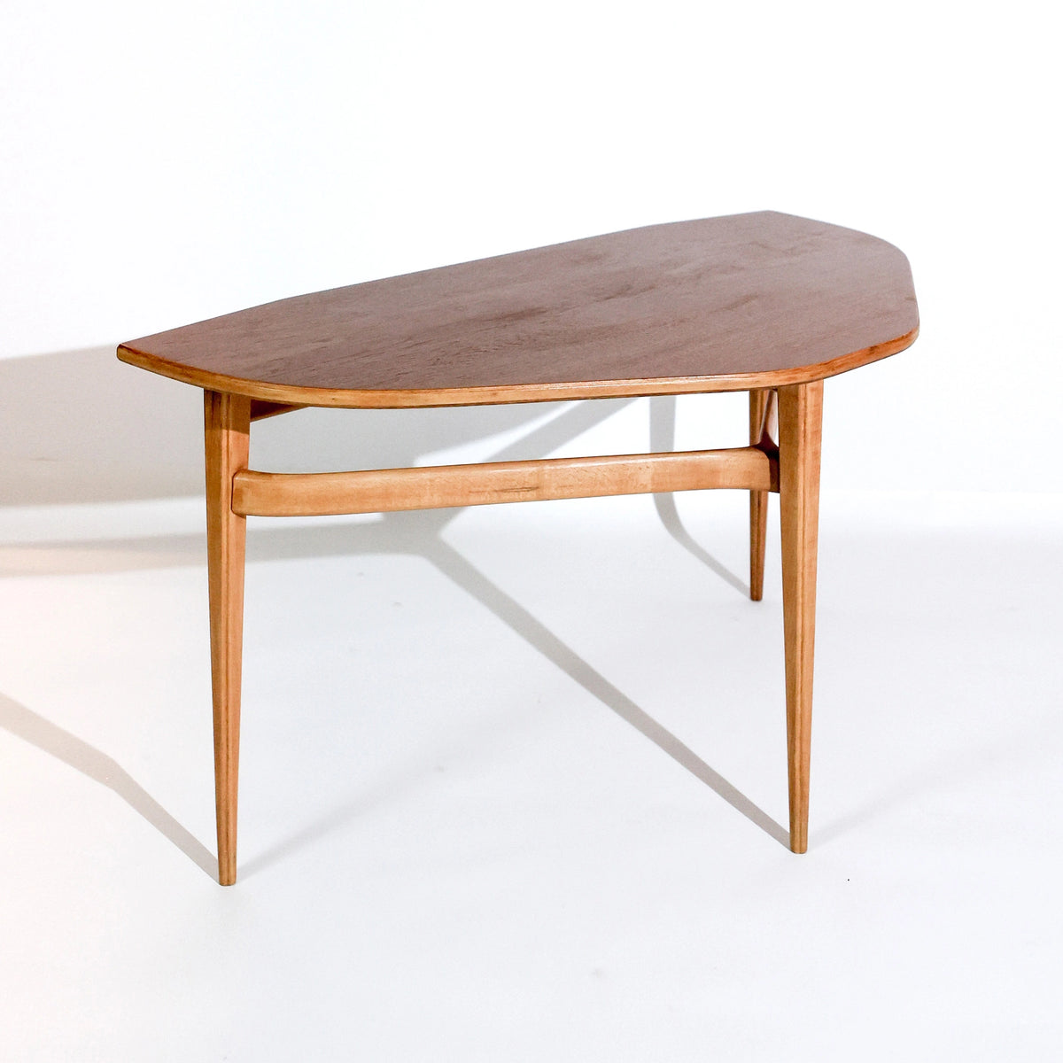 Mesa auxiliar escandinava vintage de tres patas de LJ Bord, en teca y haya, años 1950–1960