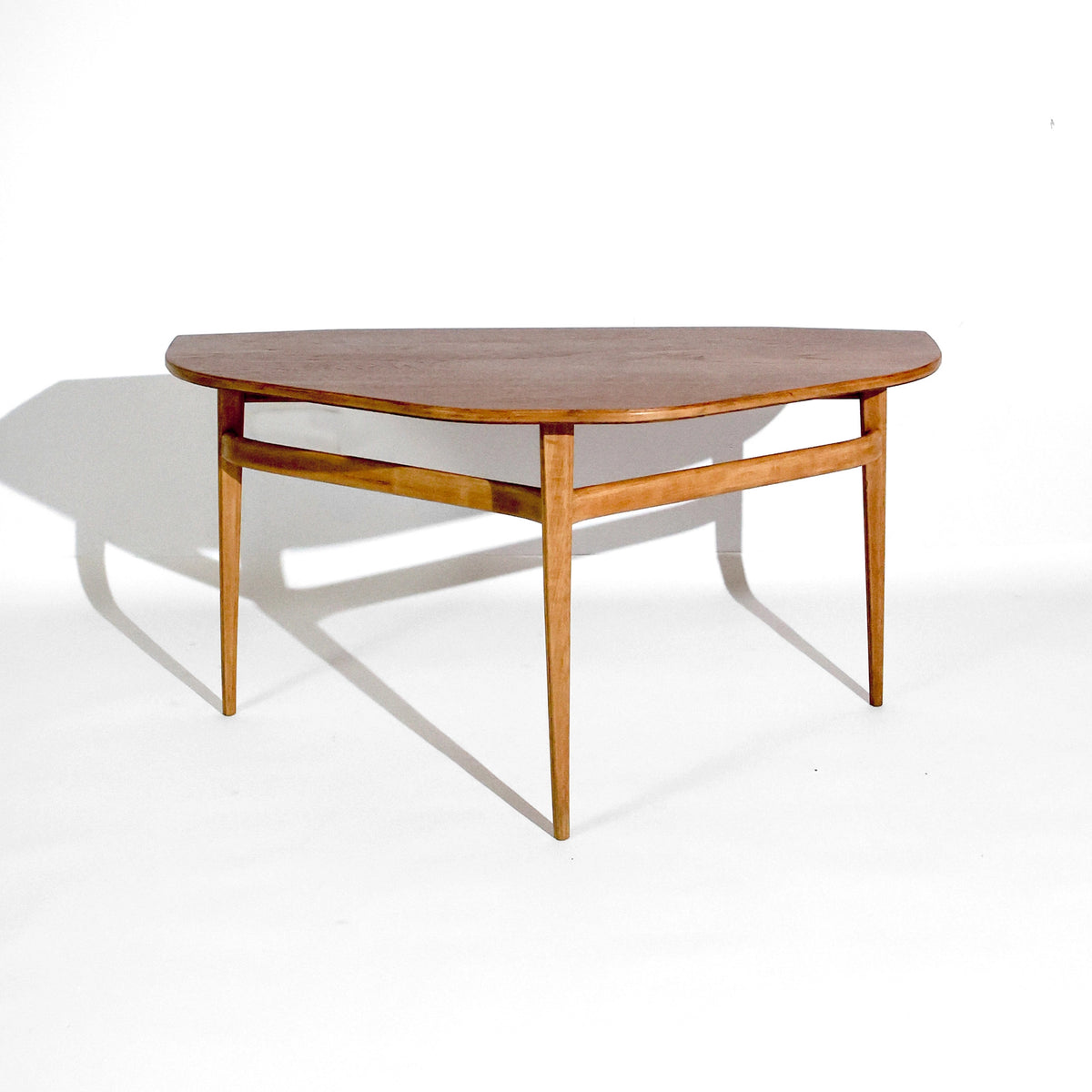 Mesa auxiliar escandinava vintage de tres patas de LJ Bord, en teca y haya, años 1950–1960