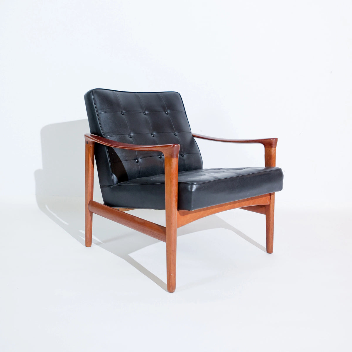 Sillón escandinavo vintage de Bröderna Andersson, en teca y piel sintética capitoné negra, años 50-60
