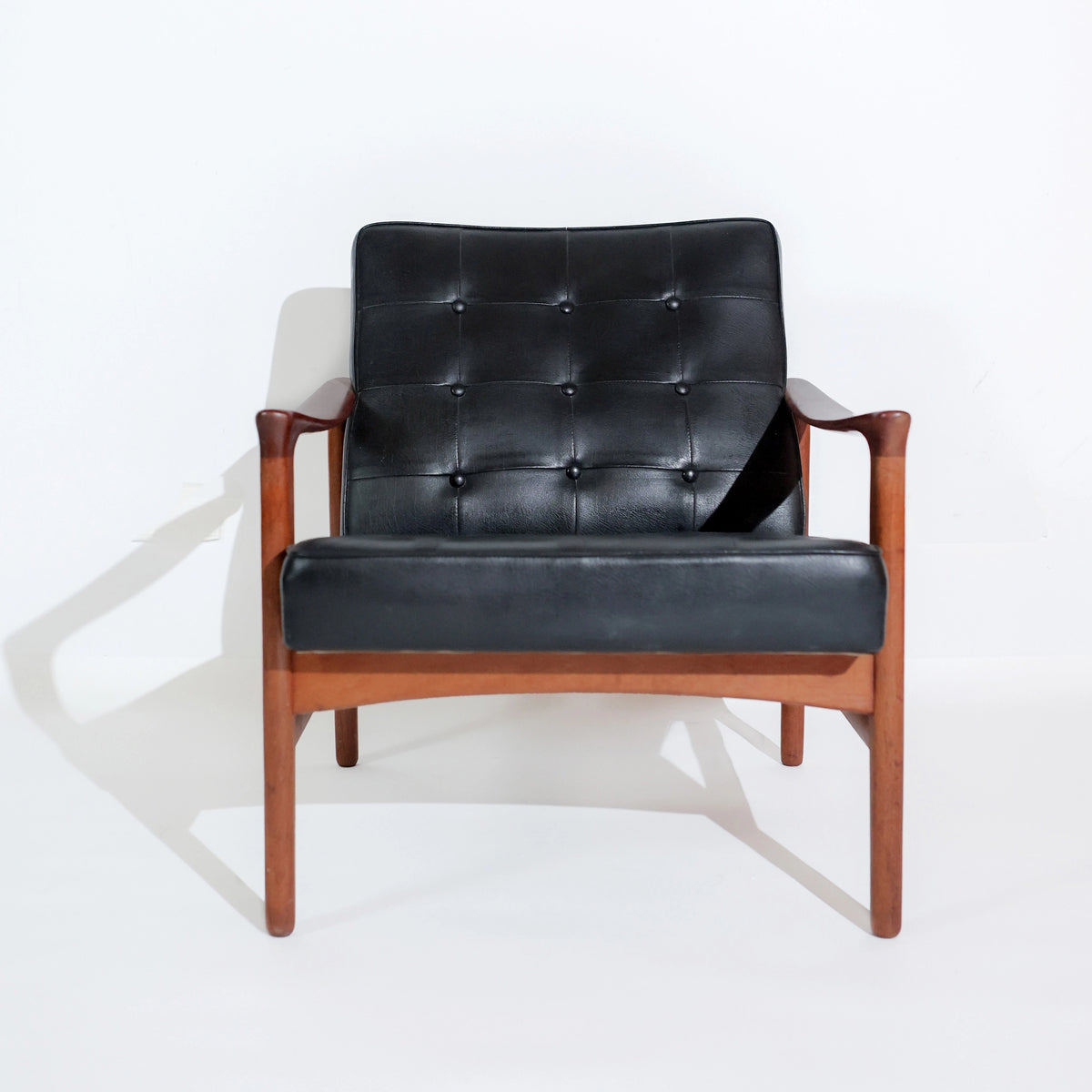 Sillón escandinavo vintage de Bröderna Andersson, en teca y piel sintética capitoné negra, años 50-60