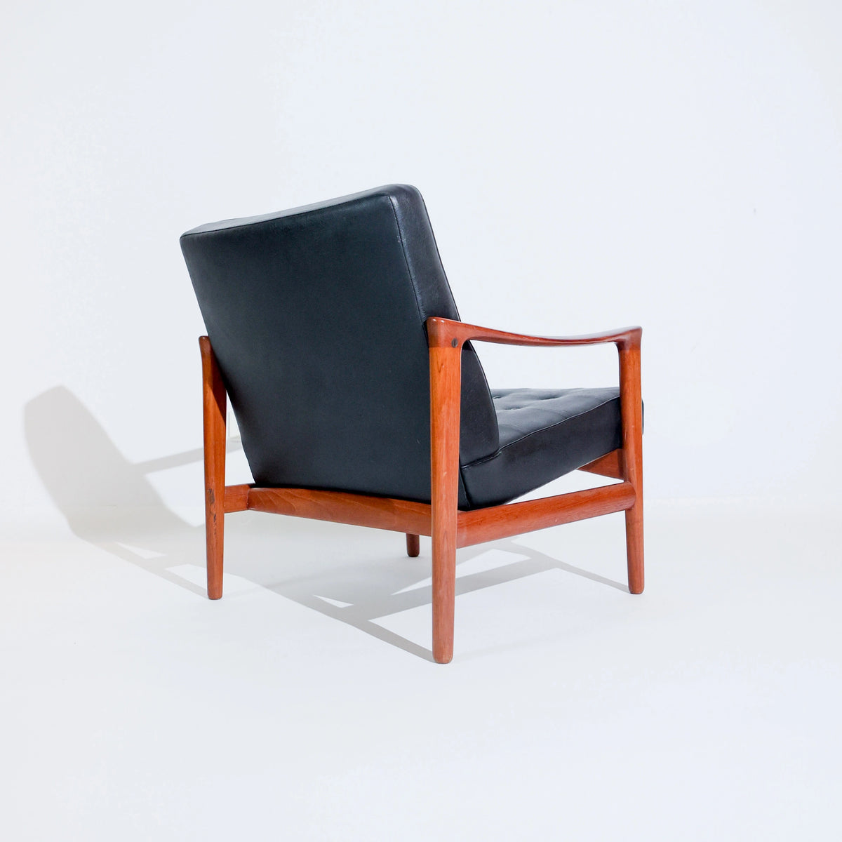 Sillón escandinavo vintage de Bröderna Andersson, en teca y piel sintética capitoné negra, años 50-60