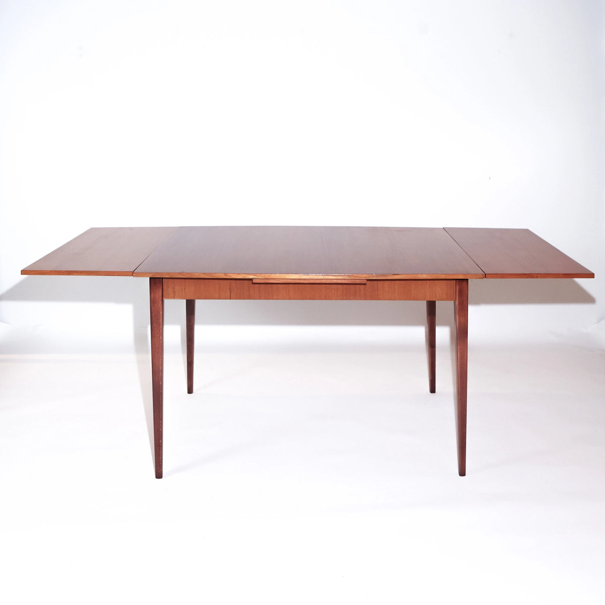 Mesa de comedor escandinava extensible de mediados de siglo en teca, años 60