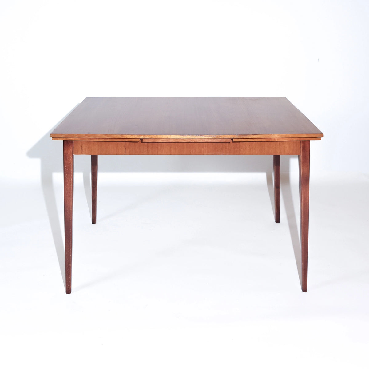 Mesa de comedor escandinava extensible de mediados de siglo en teca, años 60