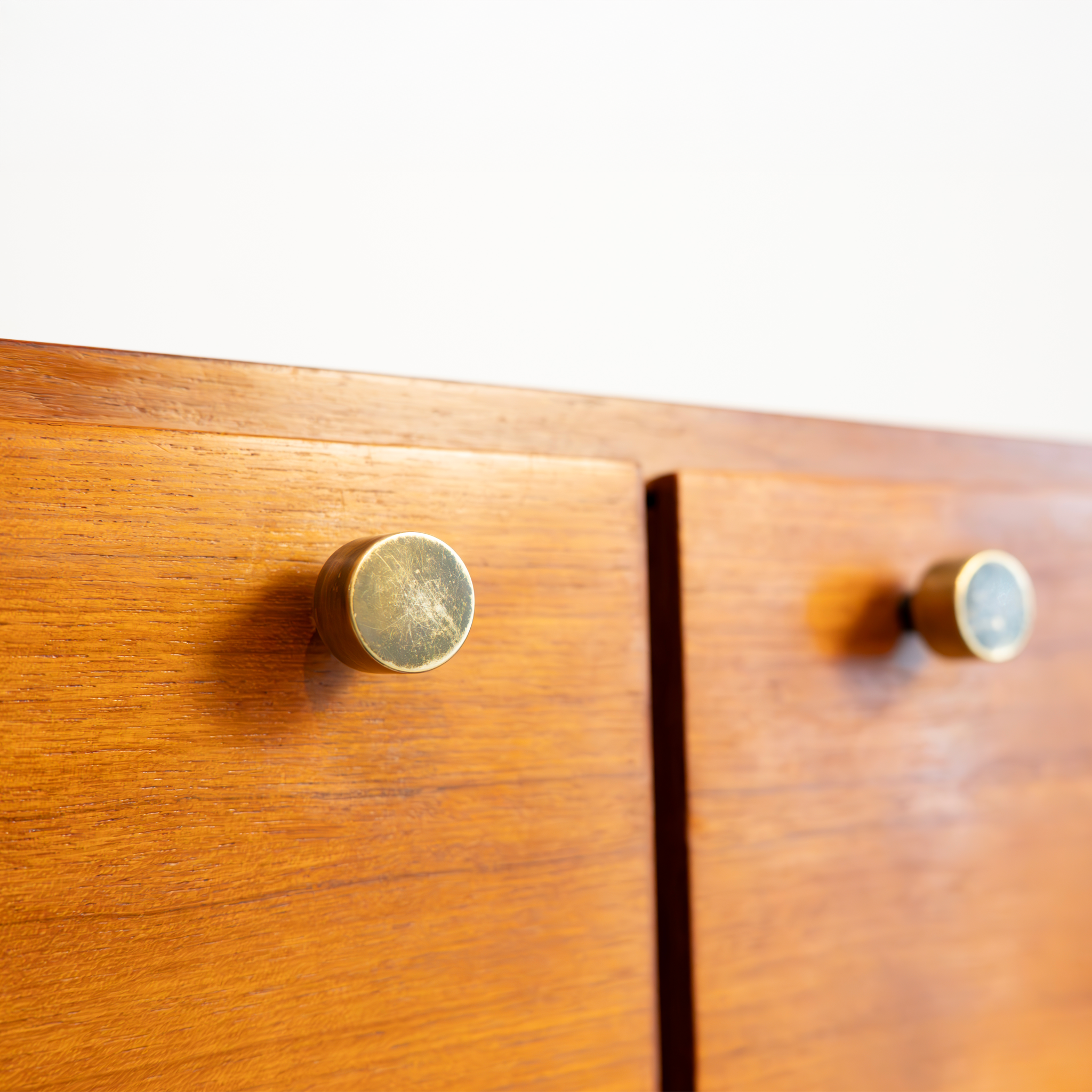 Aparador italiano de teca de los años 60 con marco escultural