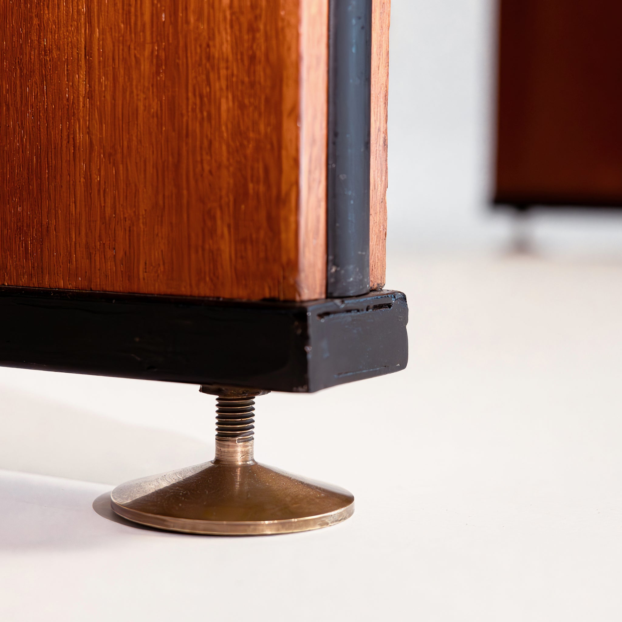 Aparador italiano de teca de los años 60 con marco escultural