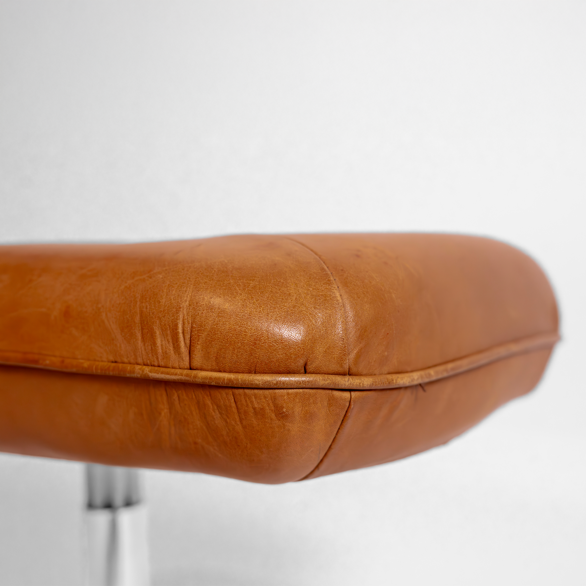 Otoman Danés Giratorio de los Años 70 en Piel Lisa Color Brandy con Base Metálica