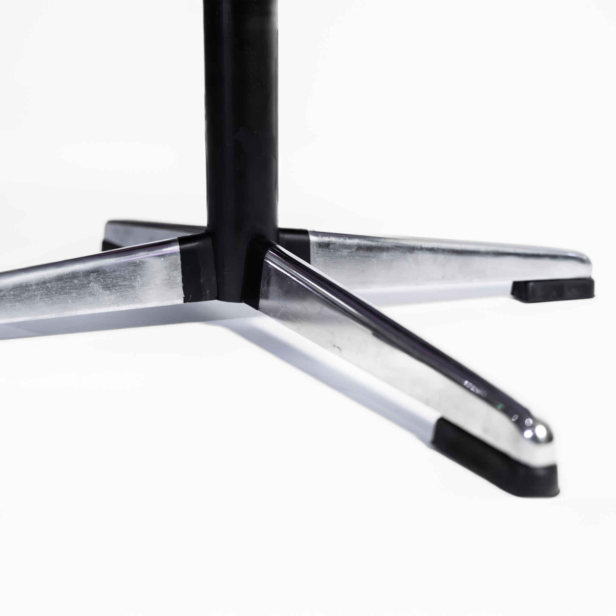 Otoman escandinavo vintage giratorio en piel negra con base cromada, años 70