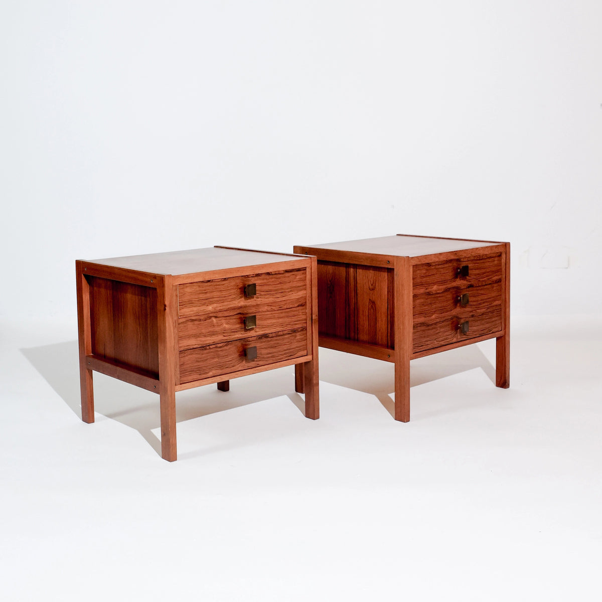 Par de mesitas de noche escandinavas vintage, tres cajones, madera en tono miel