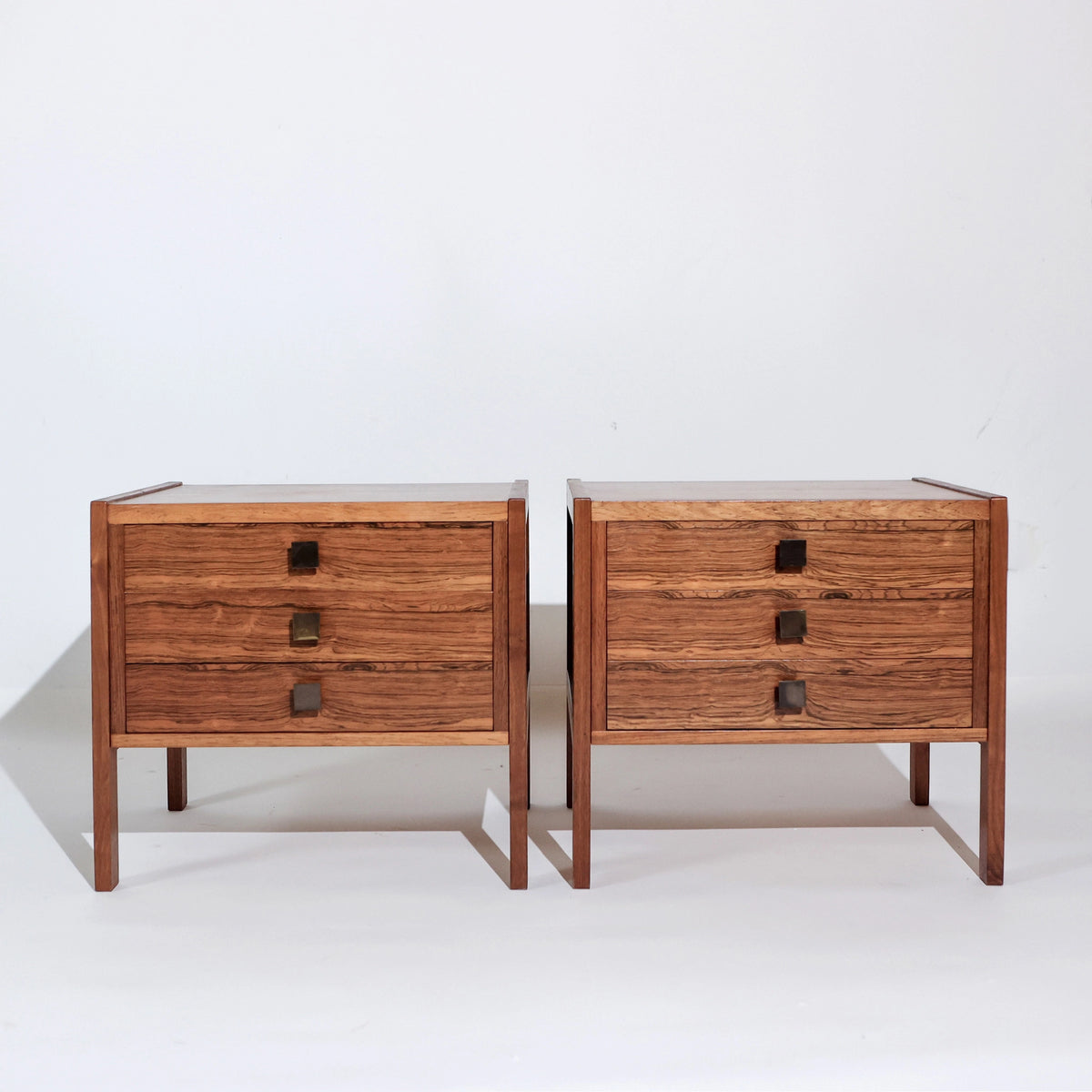 Par de mesitas de noche escandinavas vintage, tres cajones, madera en tono miel