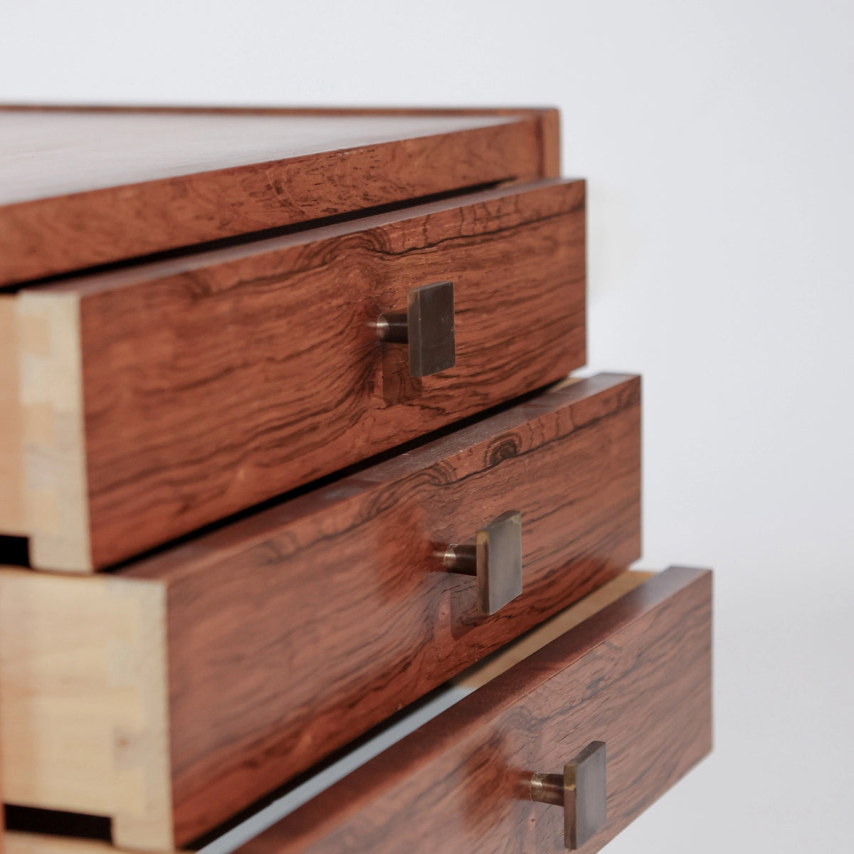 Par de mesitas de noche escandinavas vintage, tres cajones, madera en tono miel