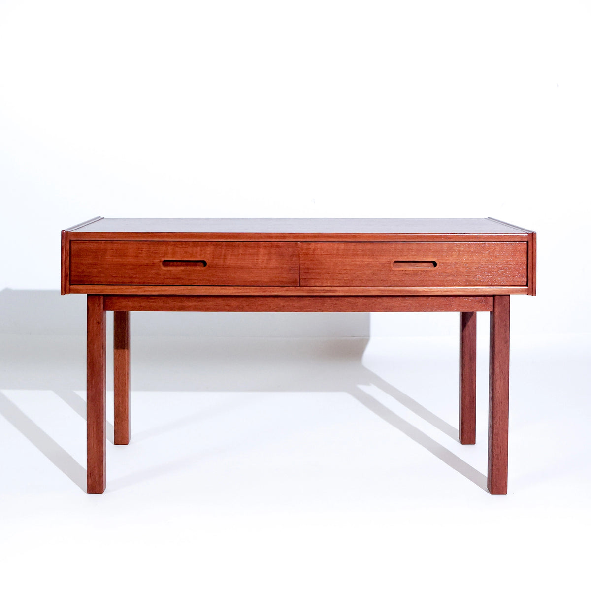 Pequeña mesa consola escandinava de teca de mediados de siglo, años 60