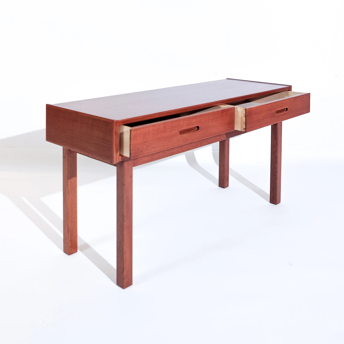 Pequeña mesa consola escandinava de teca de mediados de siglo, años 60