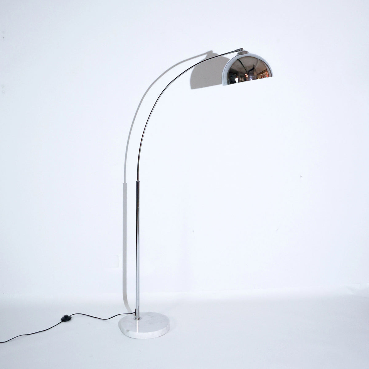 Lámpara de Arco Vintage Cromada con Base de Mármol Blanco, Italia Años 80