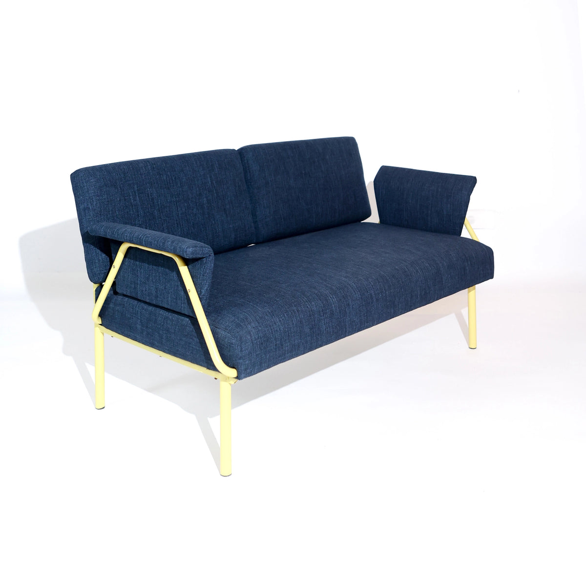 Sofá de inspiración Bauhaus vintage, tapicería azul oscuro y estructura tubular amarillo brillante