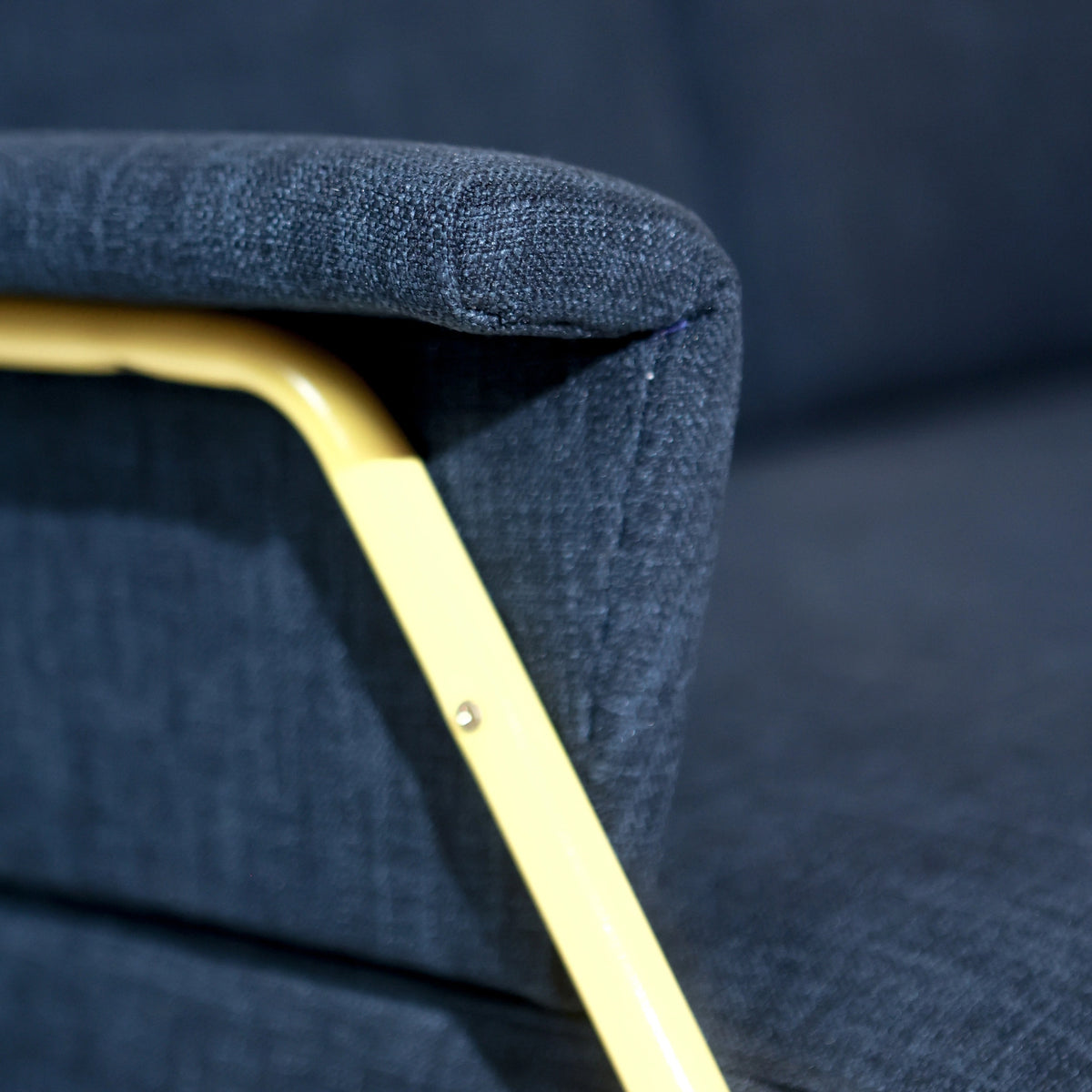 Sofá de inspiración Bauhaus vintage, tapicería azul oscuro y estructura tubular amarillo brillante