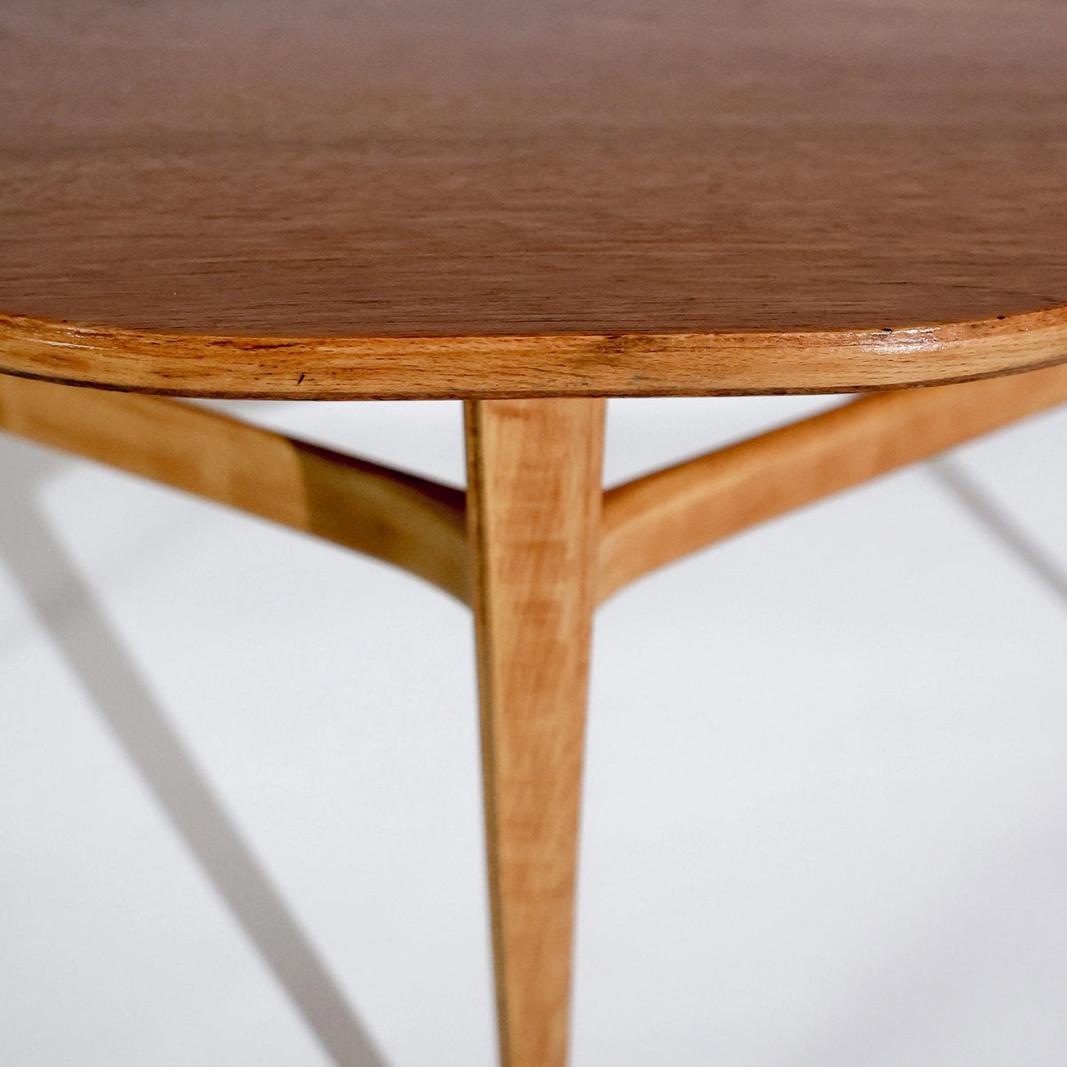 Mesa auxiliar escandinava vintage de tres patas de LJ Bord, en teca y haya, años 1950–1960