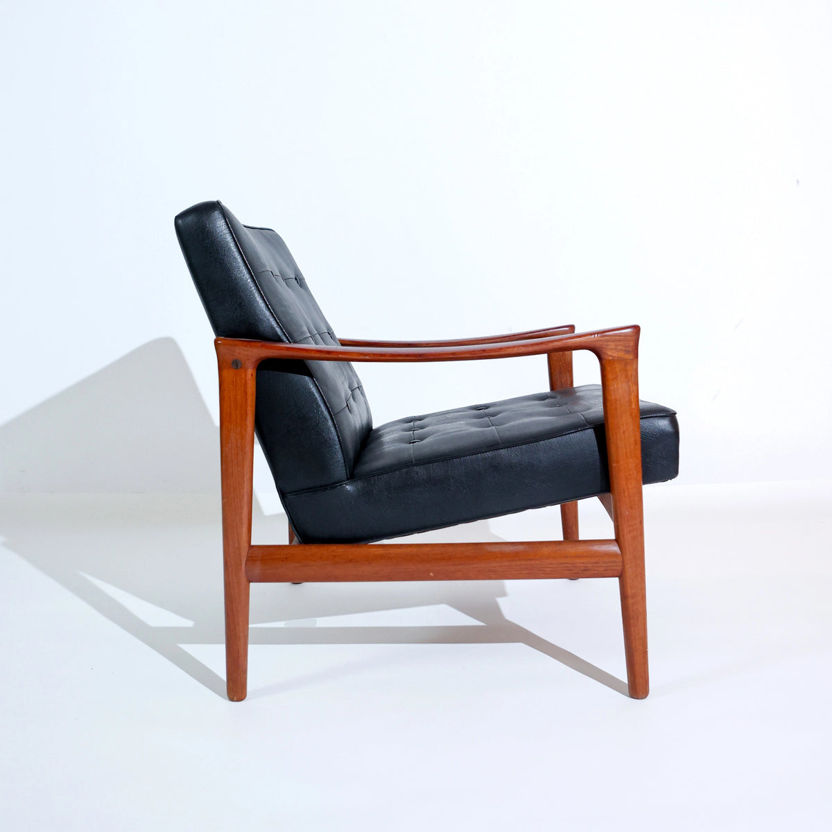 Sillón escandinavo vintage de Bröderna Andersson, en teca y piel sintética capitoné negra, años 50-60
