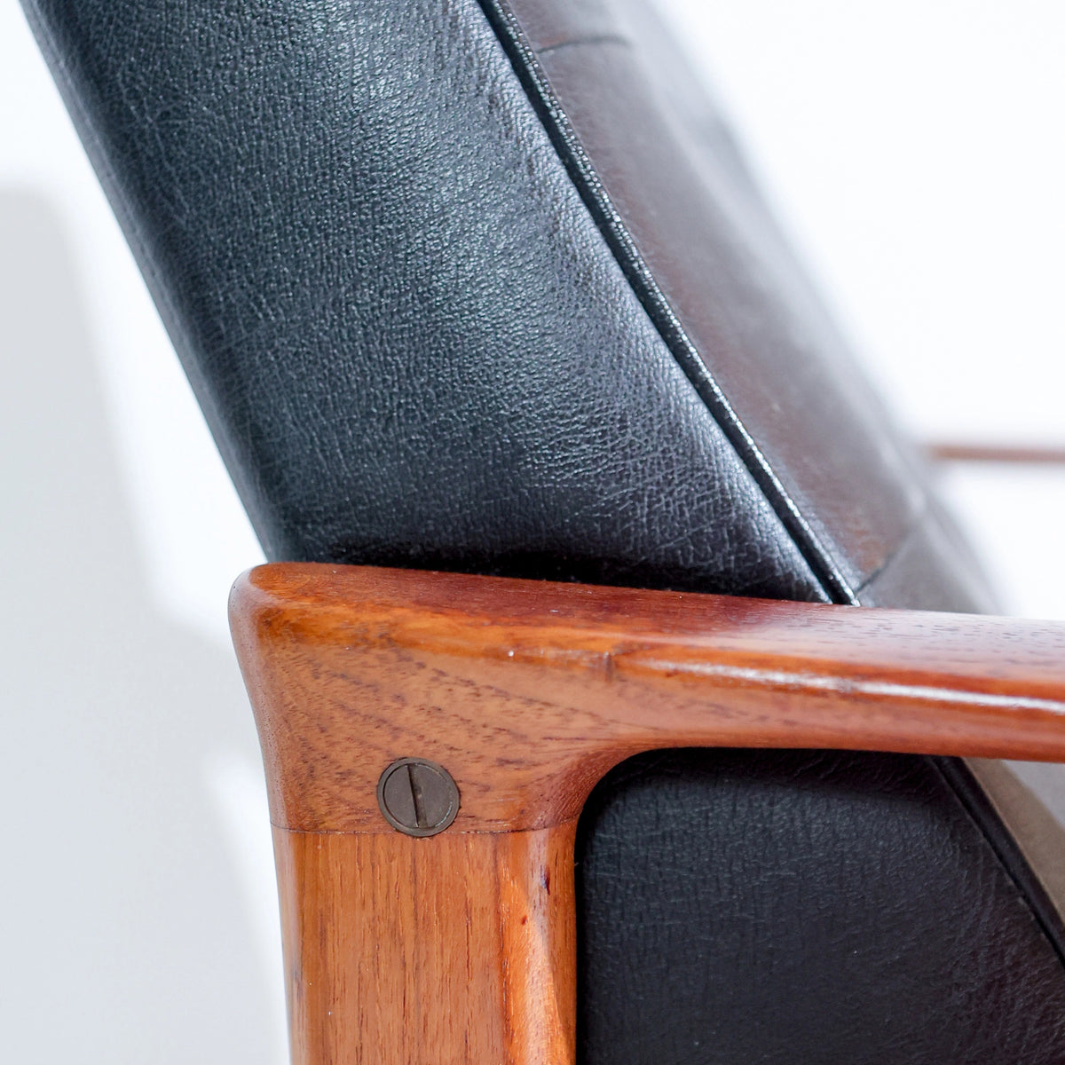 Sillón escandinavo vintage de Bröderna Andersson, en teca y piel sintética capitoné negra, años 50-60