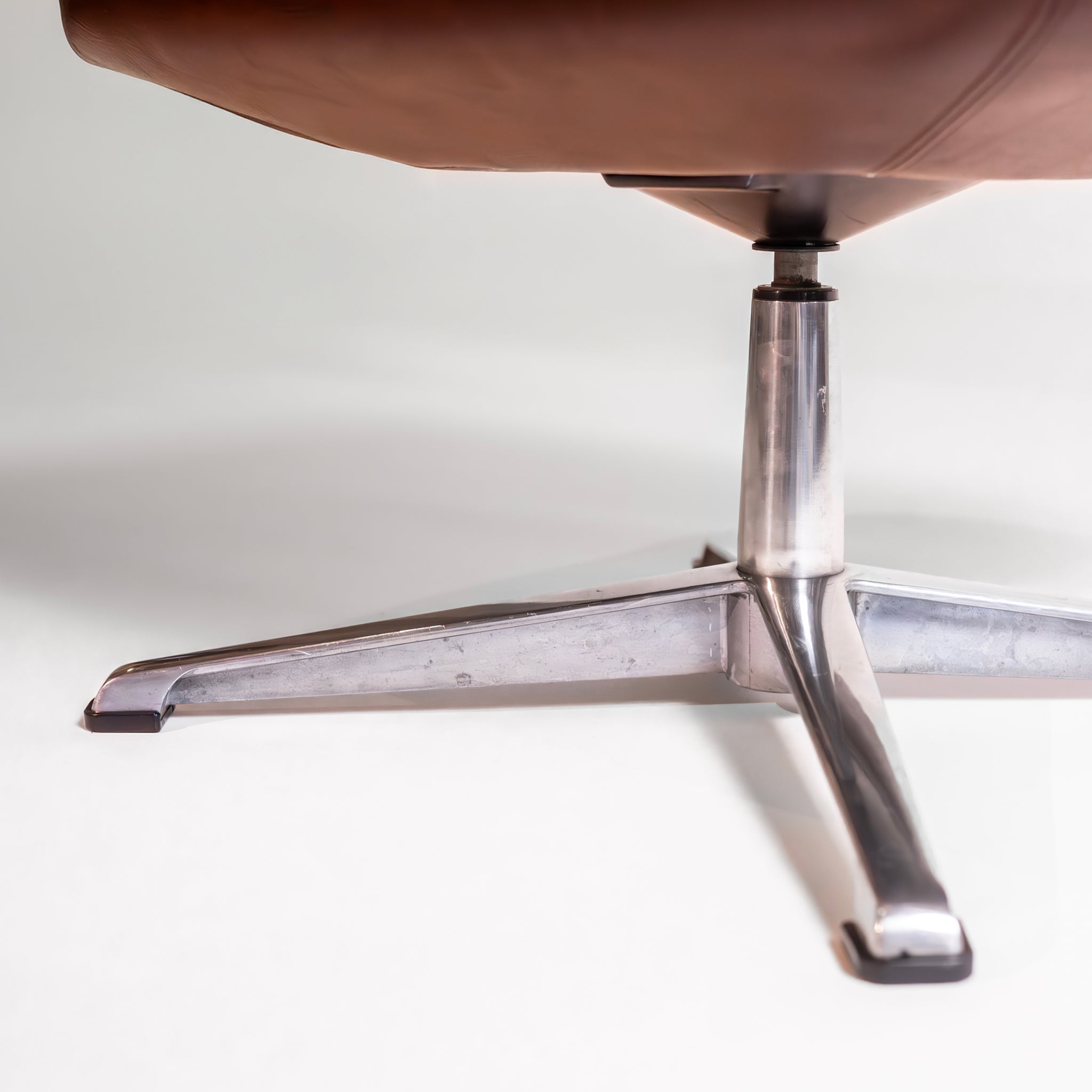 Otoman Rectangular Escandinavo Vintage Giratorio en Piel Marrón Oscuro con Base Cromada en Forma de Estrella