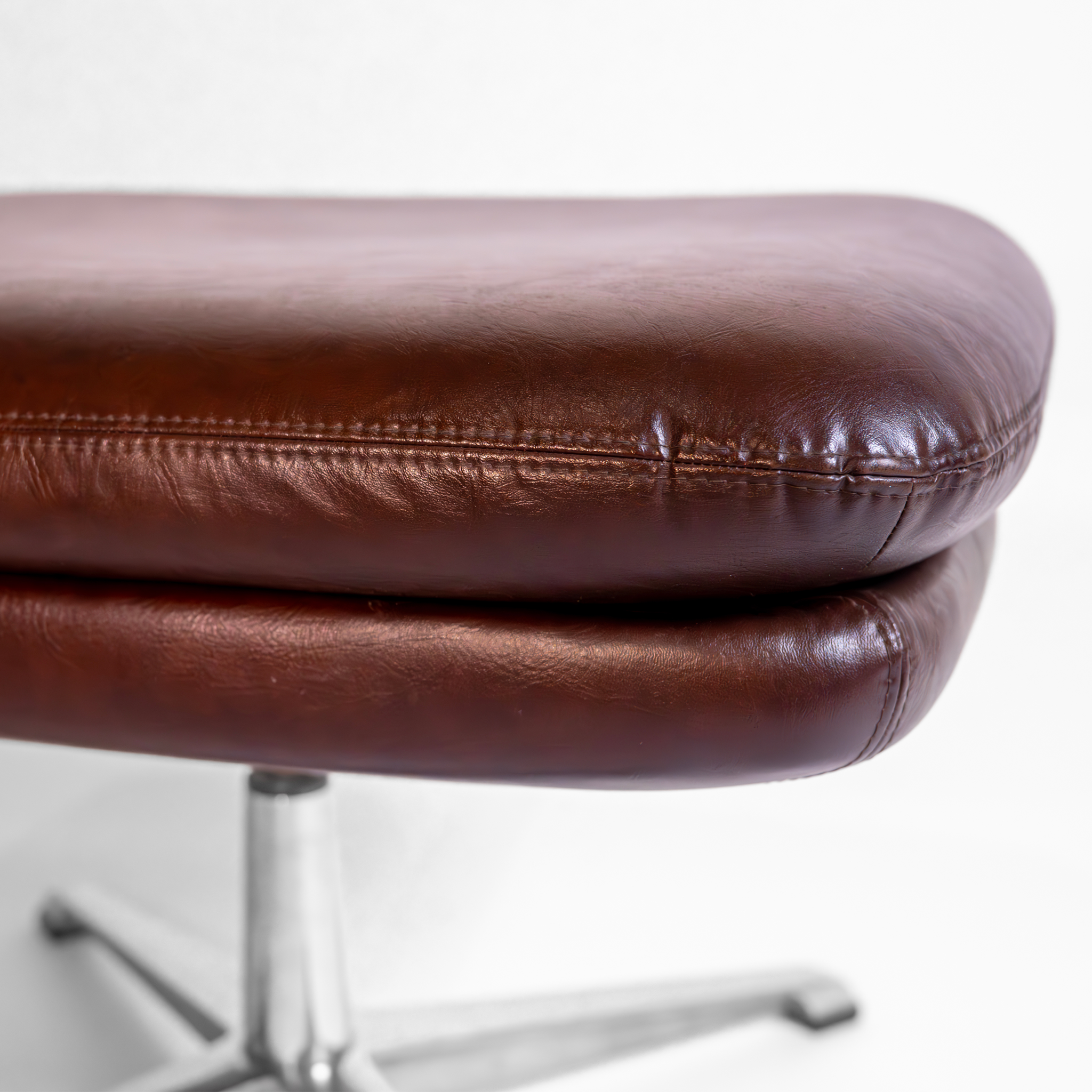 Otoman Rectangular Escandinavo Vintage Giratorio en Piel Marrón Oscuro con Base Cromada en Forma de Estrella