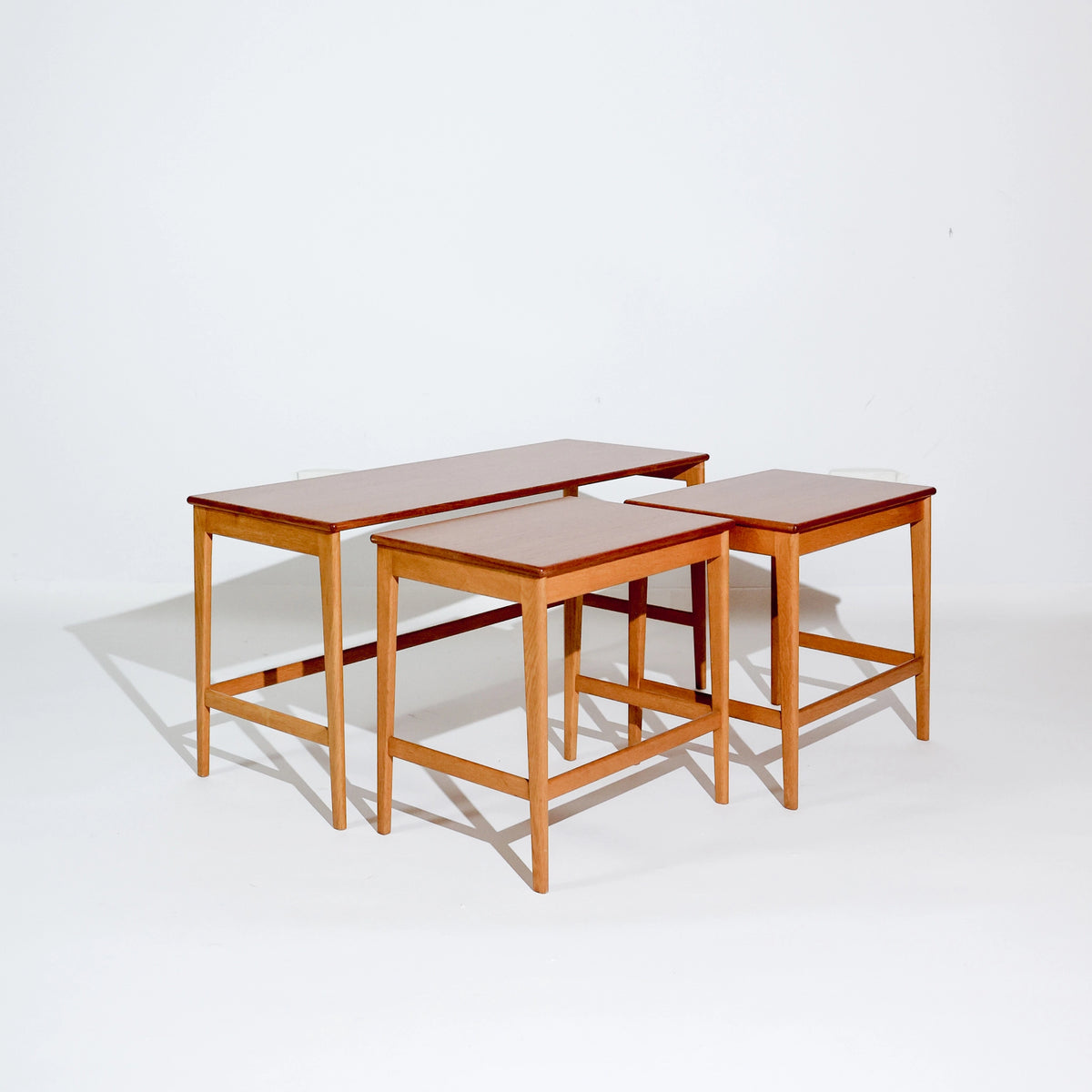 Juego de Tres Mesitas Nido Vintage de Bra Bohag, Bjärnum, Madera de Teca, Años 60
