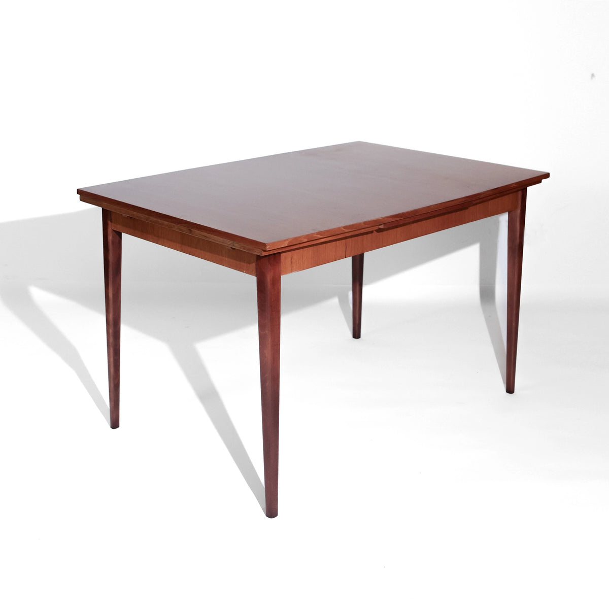 Mesa de comedor escandinava extensible de mediados de siglo en teca, años 60