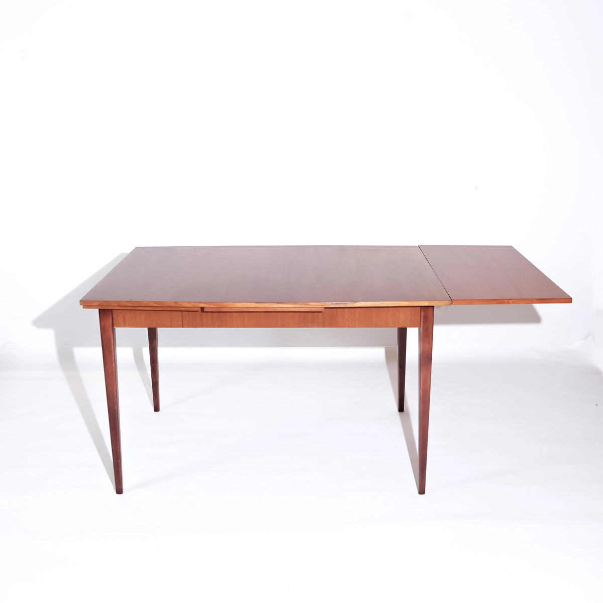 Mesa de comedor escandinava extensible de mediados de siglo en teca, años 60